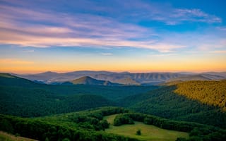 Картинка пейзаж, горы, природа, небо, лес, закат, зелень, долина