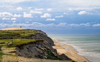 Картинка пейзаж, море, скалы, облака, мыс, пляж, природа, фара, отдых, лето