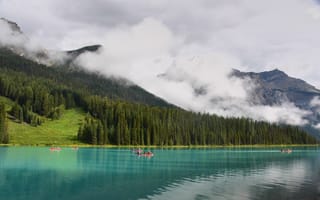 Картинка озеро, горы, природа, пейзаж, кайякинг, лес, облака