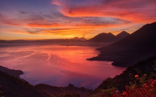 Картинка закат, озеро, горы, природа, пейзаж, небо, цветы