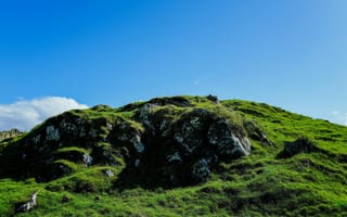 Картинка природа, пейзаж, трава, камни, небо, холм, синий