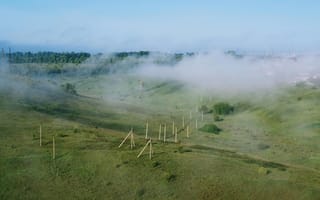 Картинка пейзаж, туман, природа, зелень, электрические столбы, горы, небо