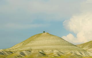 Картинка пейзаж, гора, небо, облака, природа, зелень, одинокое дерево