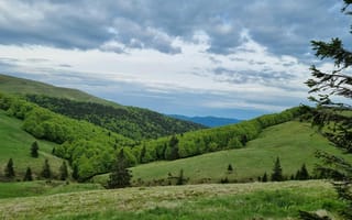 Картинка природа, горы, лес, пейзаж, зелень, небо, облака, отдых, пейзажный, весна