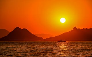 Картинка закат, море, горы, солнце, пейзаж, лодка, природа