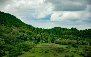 Картинка природа, пейзаж, горы, зелень, облака, деревья, долина