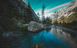 Картинка природа, горы, вода, озеро, лес, камень, пейзаж, небо, отдых, пейзажный