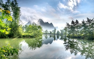 Картинка природа, пейзаж, озеро, горы, отражение, зелень, спокойствие, небо, туман, деревья