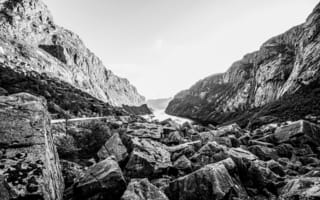 Картинка природа, горы, пейзаж, черно-белый, камни, долина, водоем