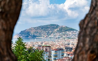 Картинка город, пейзаж, море, горы, облака, архитектура, природа