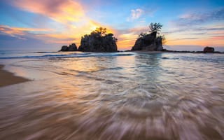 Картинка море, закат, пейзаж, остров, песок, природа, вода, небо, деревья, отражение