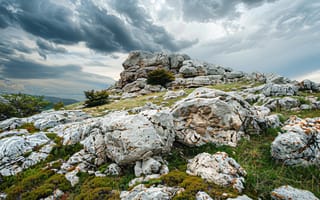 Картинка природа, горы, камни, пейзаж, облака, зелень, скалы