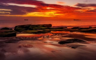 Картинка закат, море, пейзаж, камни, небо, отражение, песок, корабли