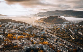 Картинка город, пейзаж, горы, осень, природа, облака, архитектура