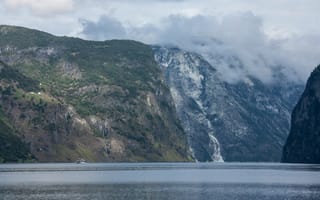 Картинка фьельд, горы, озеро, природа, пейзаж, корабль, облака, водопад, скалы, зелень