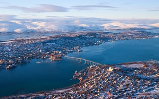 Картинка город, река, мост, зима, пейзаж, снег, горы