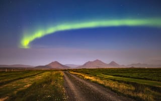 Картинка северное сияние, ночное небо, горы, дорога, природа, пейзаж, звезды