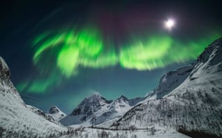 Картинка северное сияние, горы, ночное небо, луна, зима, природа, пейзаж