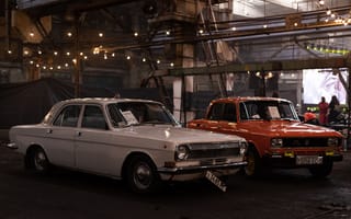 Картинка автомобили, ретро, выставка, гараж, освещение, белый, оранжевый, классика, дизайн, интерьер