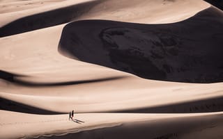 Картинка природа, пустыня, песок, песчаный, дюна, засушливый, холм, бархан, люди, аэросъемка, с дрона, сверху, c воздуха