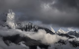 Картинка горы, гора, природа, пейзаж, серый, черно-белый, черный, монохром, монохромный, туман, дымка, облачно, облачный, облака, тучи, облако, небо