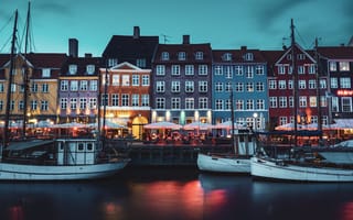 Картинка города, здания, дома, город, Амстердам, Нидерланды, Европа, отражение, свечение, ночь, вечер, здание, дом, улица, река, лодка