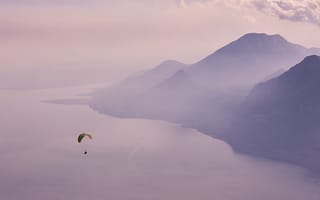 Картинка горы, гора, природа, Озеро Гарда, Гарда, Монте Бальдо, Италия, Альпы, парапланинг, параплан, парашют, полет, летит, туман, дымка