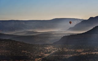 Картинка горы, гора, природа, Седона, Аризона, США, воздушный шар, туман, дымка