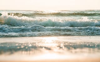 Картинка океан, море, вода, природа, волна, брызги, всплеск, голубой, бирюзовый, берег, побережье, песок, песчаный, пляж, отражение