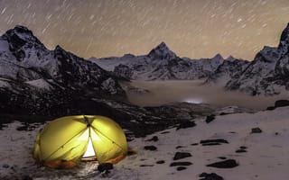 Картинка гора, палатка, ночь, небо, звезда, зима, снег, камень, Утес, высокий, вершина горы, пейзаж, Гималаи, ама даблам, чо ла пасс, Непал