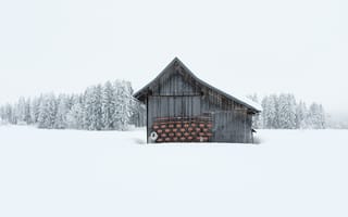 Картинка snow covered barn in front of a forest