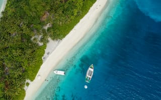 Картинка Мальдивы, океан, море, вода, природа, берег, побережье, песок, песчаный, пляж, голубой, бирюзовый, лагуна, отпуск, лодка, сверху, c воздуха, аэросъемка, съемка с дрона