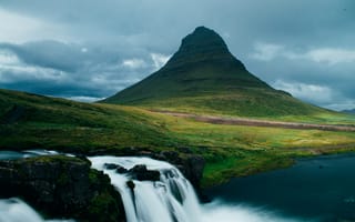 Картинка Киркьюфедль, гора, водопад, пейзаж, Исландия, горы, природа, облачно, облачный, облака