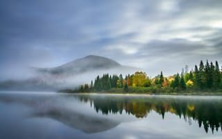 Картинка озера, озеро, природа, вода, пейзаж, Тремблан, Квебек, Канада, осень, туман, дымка, облачно, облачный, облака, отражение, лес, деревья, дерево