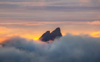 Картинка горы, гора, природа, скала, вершина, туман, дымка, облачно, облачный, облака, туча, облако, тучи, небо, вечер, закат, заход