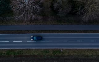 Картинка машины, машина, тачки, авто, автомобиль, транспорт, дорога, лес, деревья, дерево, природа, сверху, c воздуха, аэросъемка, с дрона