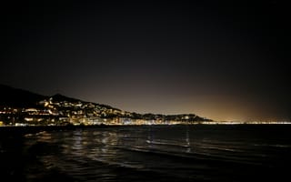 Картинка город, города, здания, море, океан, вода, ночь, ночной город, огни, подсветка