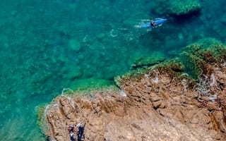 Картинка океан, море, вода, природа, берег, побережье, скала, лодка, сверху, c воздуха, аэросъемка, с дрона