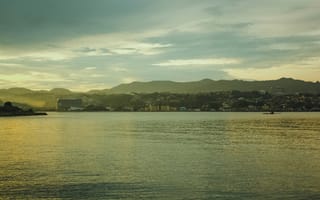 Картинка озеро, пруд, вода, город, города, здания, гора, утро, утренний, рассвет, восход, вечер, закат, заход
