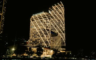 Картинка город, города, здания, Коломбо, Шри-Ланка, небоскреб, высокий, здание, неон, свечение, ночной город, ночь, огни, подсветка