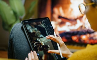 Картинка планшет, устройство, девайс, технологии, хай-тек, современные, новые, электронный, цифровой, цифровые технологии, человек, рука, стилус