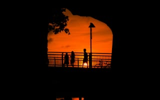 Картинка закат, силуэты, мост, пейзаж, природа, город, люди