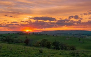 Картинка закат, природа, пейзаж, небо, горы, деревья, трава