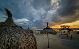 Картинка пляж, закат, пейзаж, песок, шатры, море, облака, отдых, природа, лето