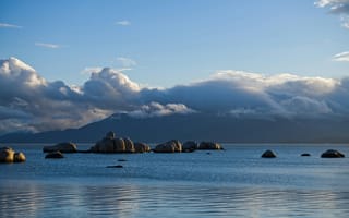 Картинка природа, водоем, горы, облака, камни, пейзаж, спокойствие, небо