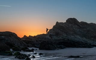 Картинка пейзаж, закат, скалы, человек, пляж, природа, отдых