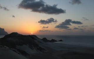 Картинка закат, море, пейзаж, песок, горы, облака, природа