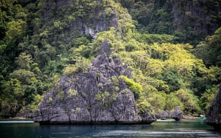 Картинка природа, горы, водоем, пейзаж, зелень, скалы, отдых