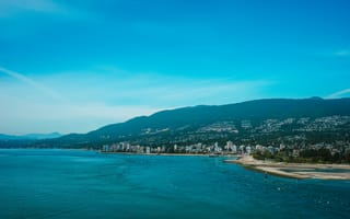 Картинка море, пейзаж, город, небо, пляж, горы, вода, природа, отдых, солнце