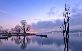 Картинка озеро, лодка, утро, перед рассветом, огни, отражение